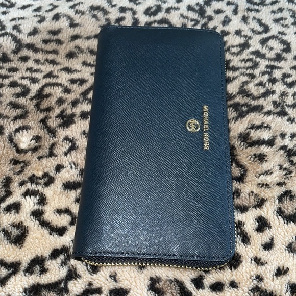 Women’s Michael Kors Wallet - Picture 7 of 8